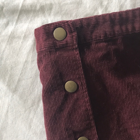 Old navy burgundy corduroy botton down mini skirt - Picture 4 of 4